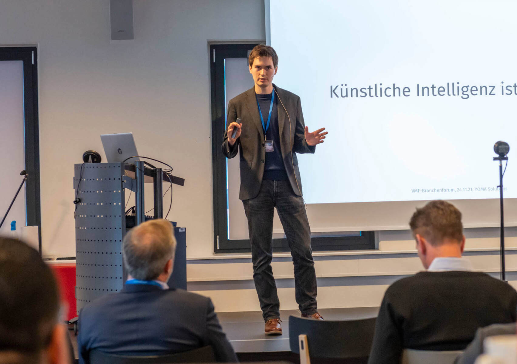 Künstliche Intelligenz wird die Branche verändern, sagte Dr. Tobias Knuth, Head of Artificial Intelligence bei YOMA Solutions, auf dem 12. VMF Branchenforum bei ControlExpert in Langefeld. (Foto: VMF)