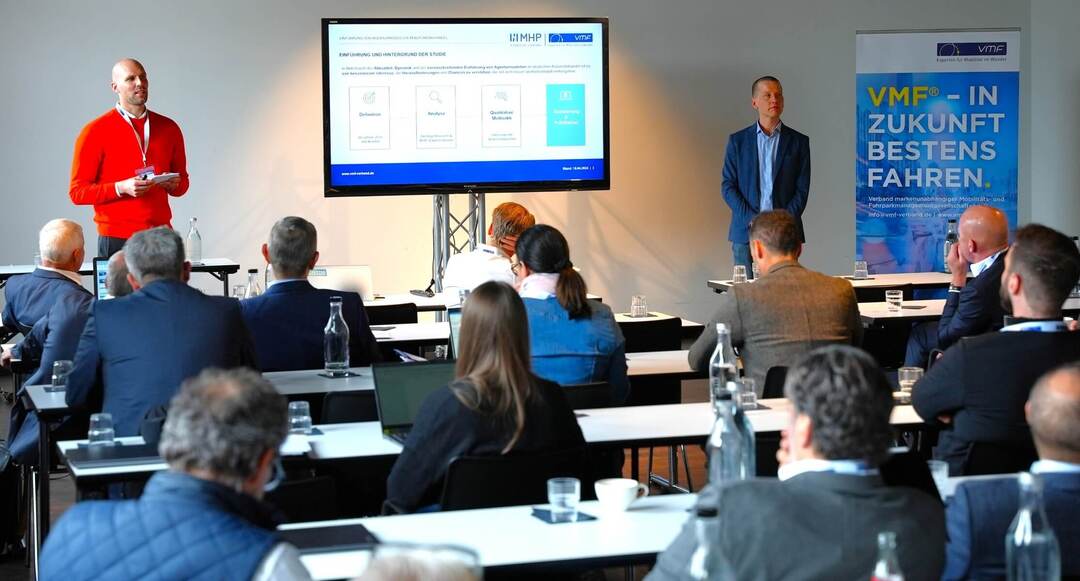 Auf dem VMF Branchenforum wurde die Studie erstmals von Robin Thiele (links) und Augustin Friedel (rechts, beide MHP Management- und IT-Beratung GmbH) vorgestellt und intensiv mit Mitgliedern und Premiumpartnern diskutiert.